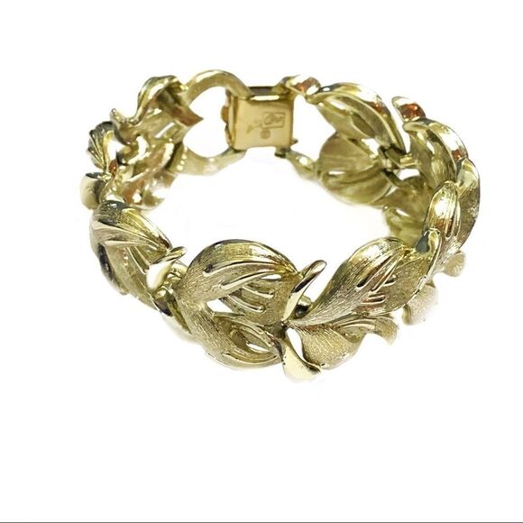 Coro Pegasus Goldtone leaf design bracelet mint - Picture 4 of 10